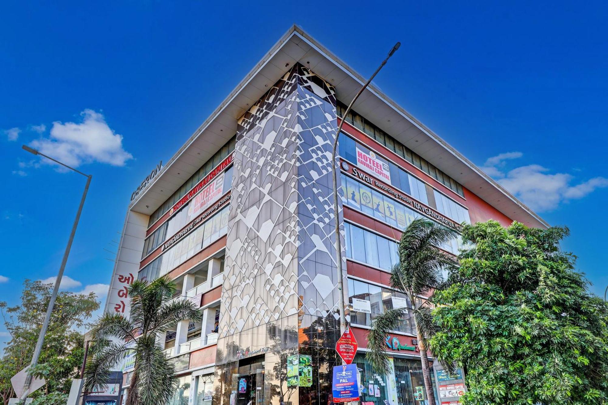 Collection O Hotel Swarg Surat Exterior foto