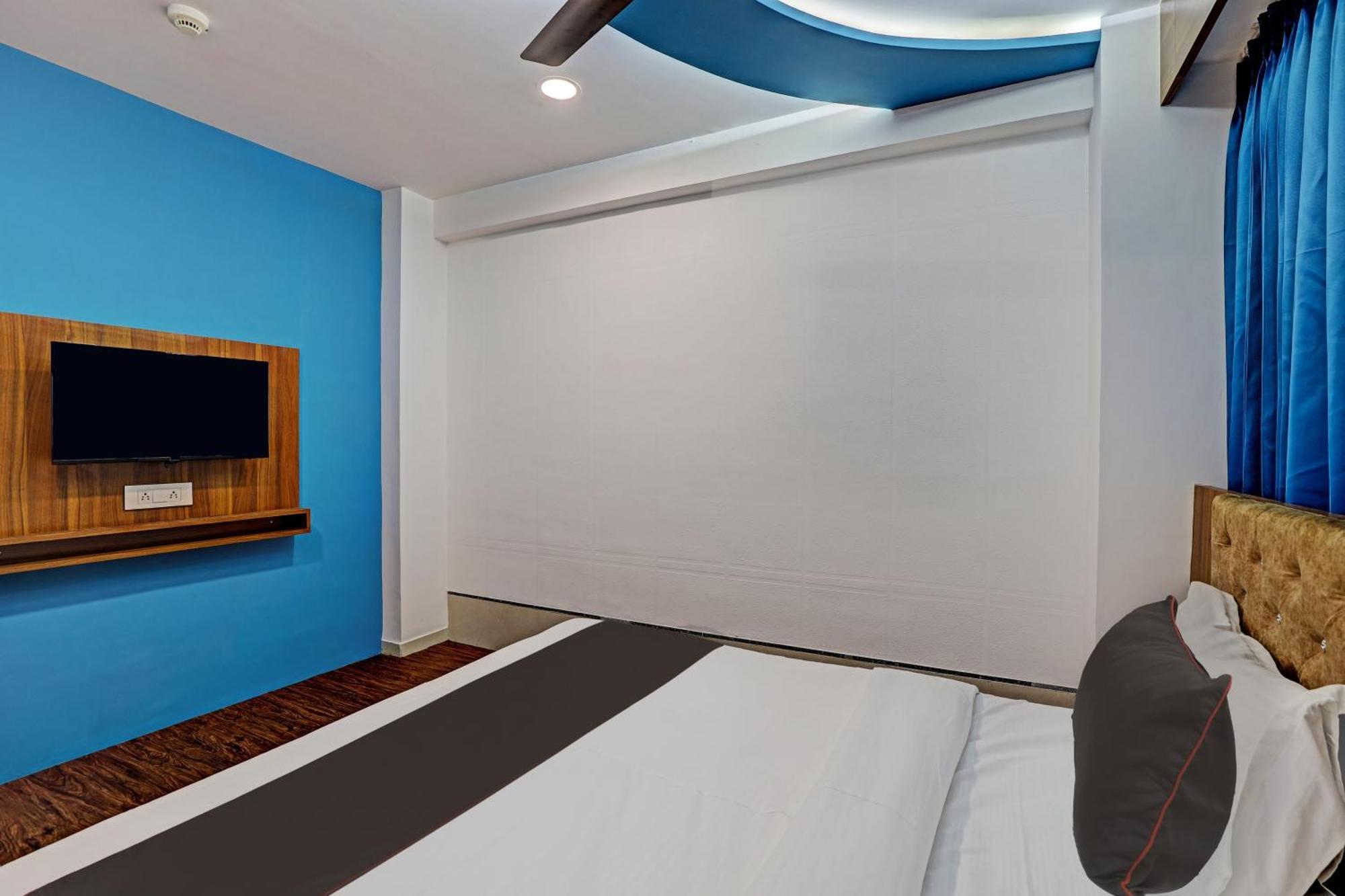 Collection O Hotel Swarg Surat Exterior foto